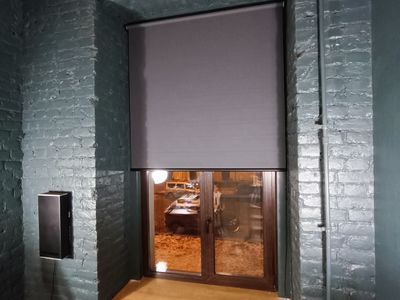 Необычное сочетание цвета рулонных штор со стенами в стиле Лофт